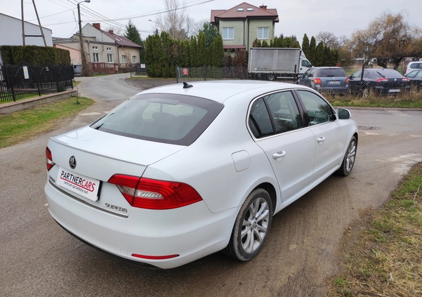 Skoda Superb cena 49900 przebieg: 141000, rok produkcji 2015 z Chęciny małe 211